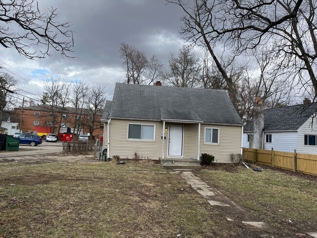 Building Photo - Newly carpeted 3 bedroom 1 bathroom single...