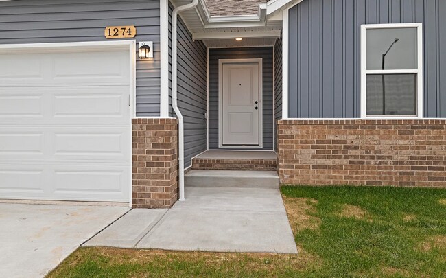 Building Photo - Beautiful 3 Bedroom Home with a fully fenc...