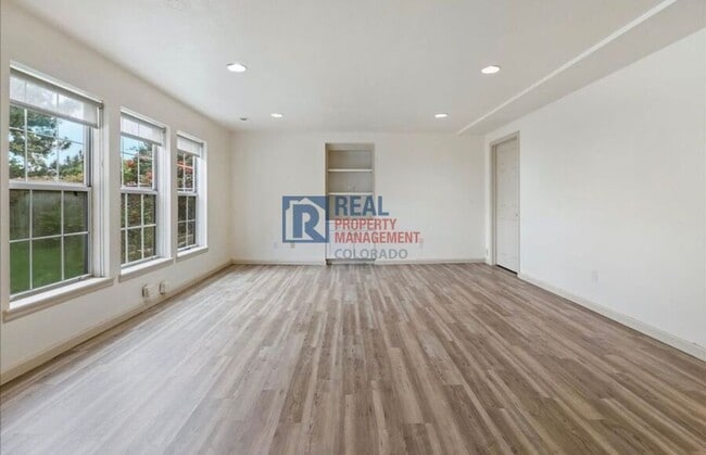 Building Photo - 10010 Irving St