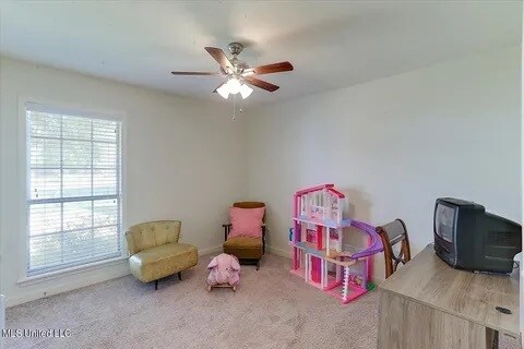 Building Photo - 631 Live Oak Dr
