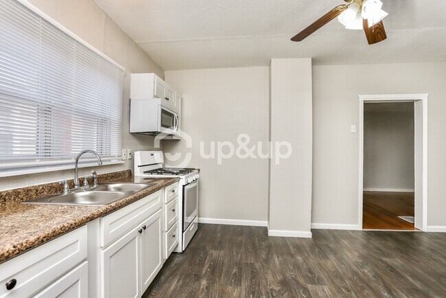 Building Photo - Fantastic 2bd/1ba home! Let yourself in!