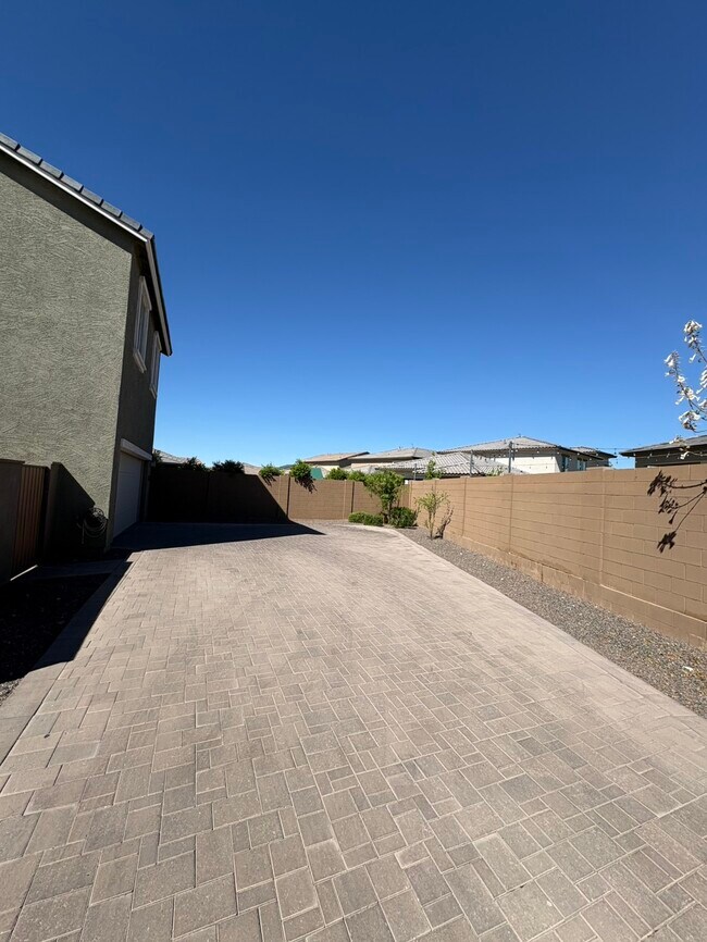 Building Photo - 1928 W Chisum Trl