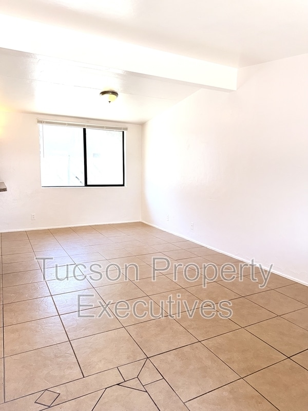 Building Photo - 1646 N Beverly Ave