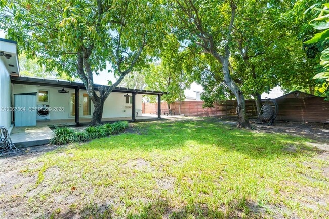 Building Photo - 9841 Dominican Dr