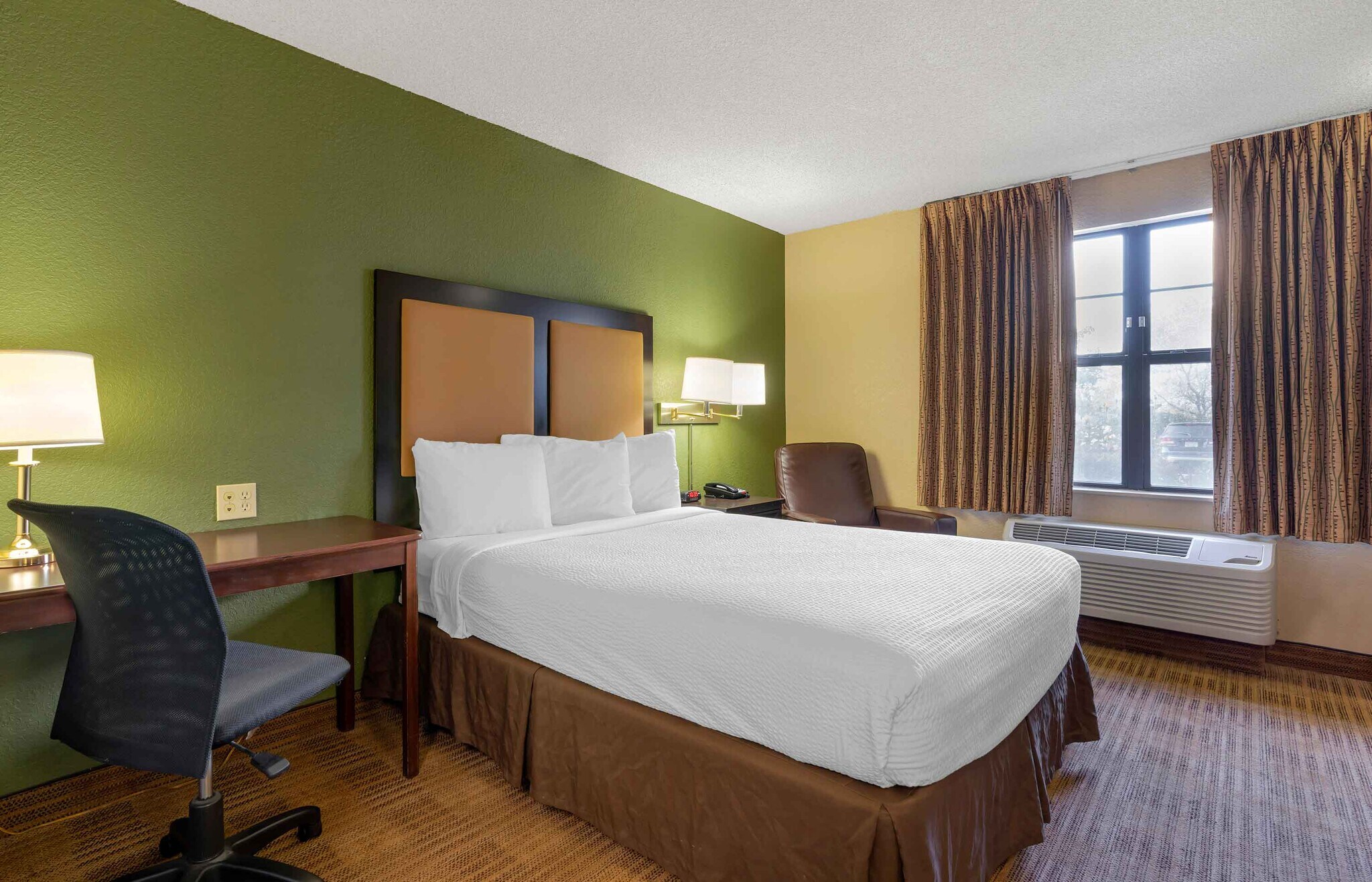 Building Photo - Furnished Studio-Santa Rosa - North