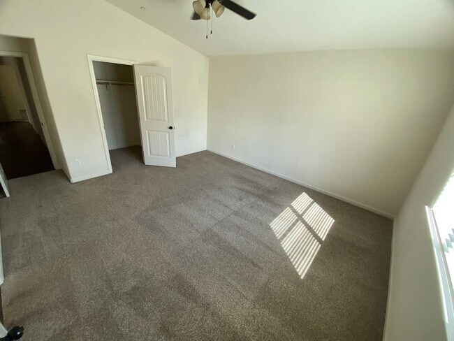 Building Photo - Lovely Home for rent in Visalia,Ca