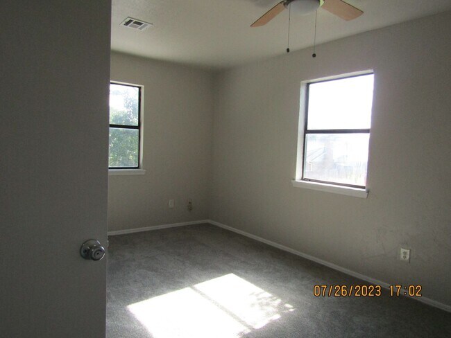 Building Photo - 5406 NW Sir Brian Ave