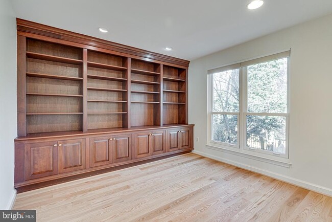 Building Photo - 1423 McLean Mews Ct