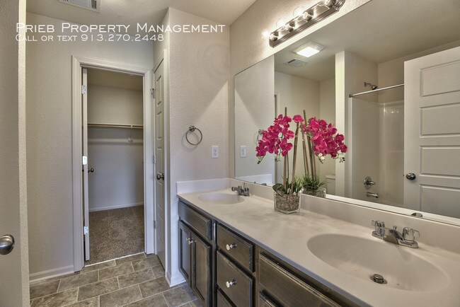 Building Photo - Prairie Haven Townhome - Available July 16th