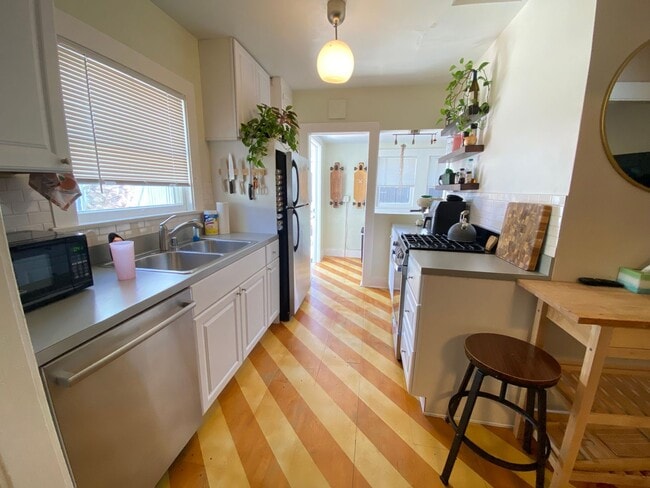 Building Photo - Adorable 2 Bedroom Cottage with Fenced yard, Washer+Dryer, Dishwasher, Reserved Parking!