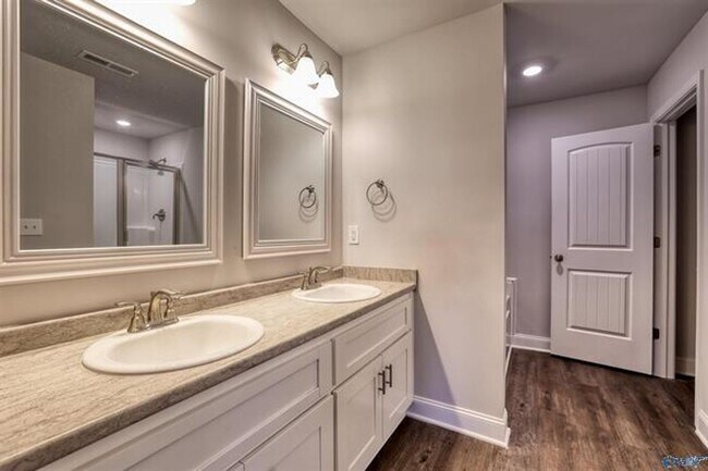 Building Photo - Fall in love with this stunning 4-bedroom, 3-bathroom full-brick ranch home