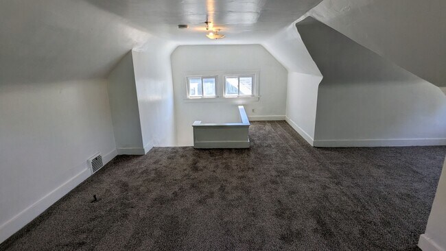 Building Photo - Spacious 4-bedroom, 1.5-bath home in Akron