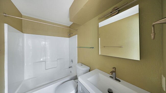 Building Photo - 3 Bed 2 Bath - Large Yard - Group - Dog Fr...