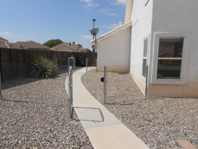 Building Photo - 4 Bedroom, 2.5 Bathroom! Lovely Home in Lo...