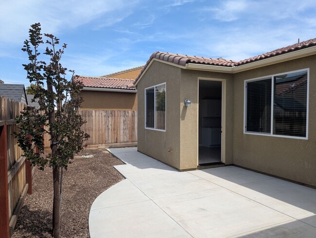 Building Photo - Modern and well appointed home in Clovis, ...