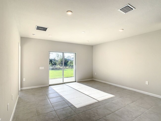 Building Photo - Villa Home in West Port - 3/2/2 close to s...