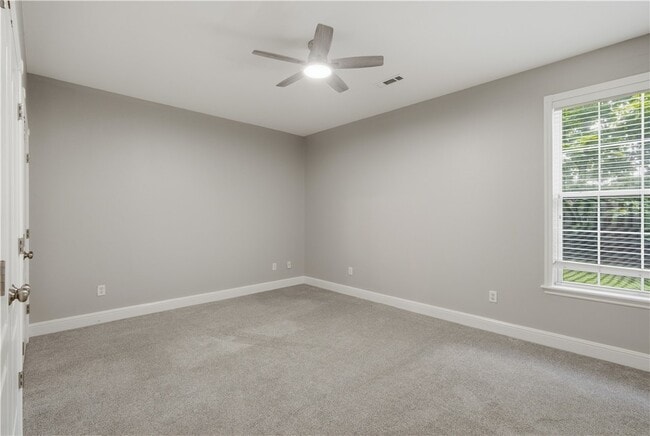 Building Photo - 305 NW Palomino St