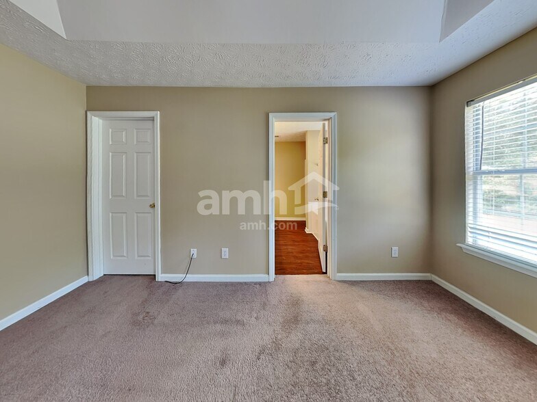 Building Photo - 4765 Beaver Rd
