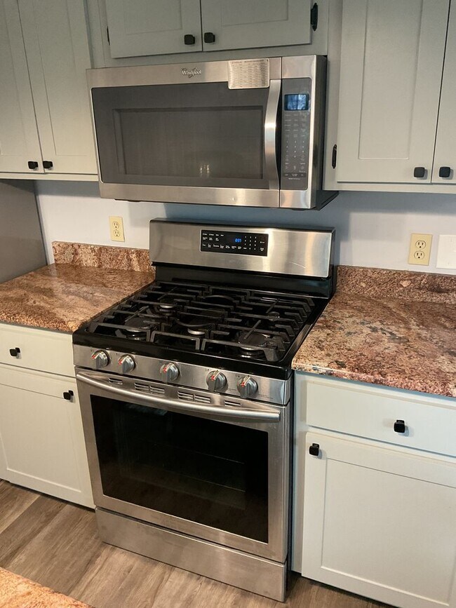 Building Photo - Spacious & Stylish Home in Bluewater Bay!