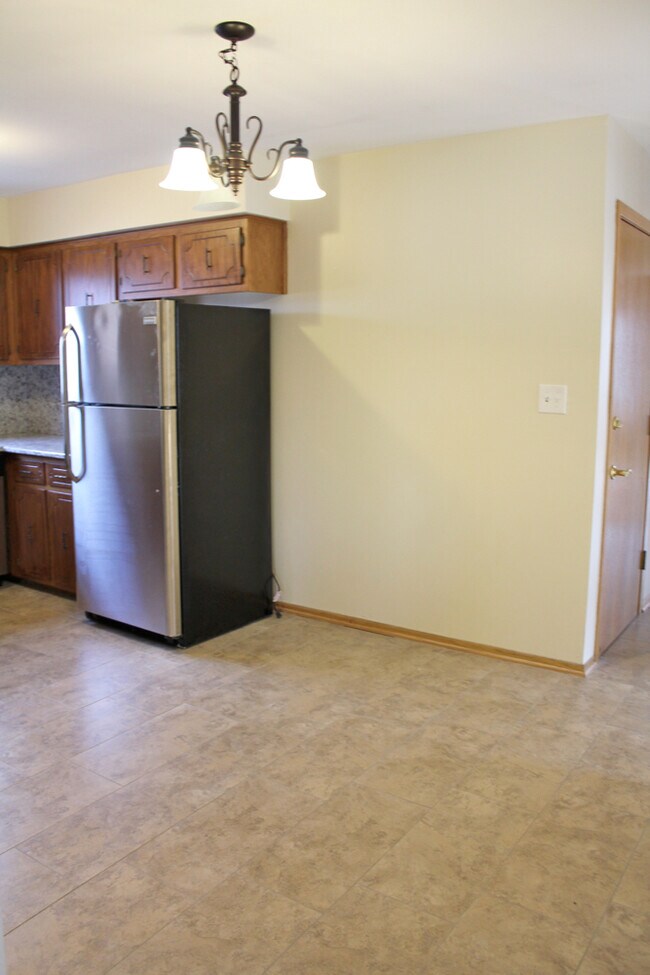 Building Photo - 7870 W Cahill Terrace