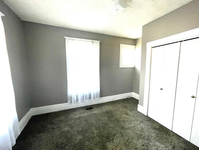 Building Photo - 272 E 15th St