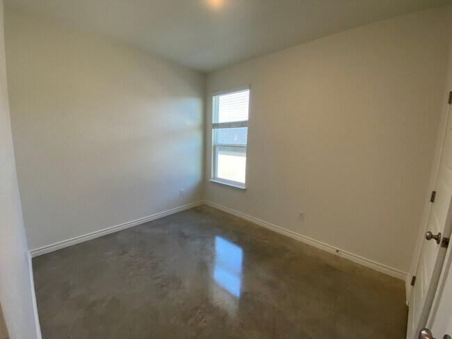 Building Photo - 648 Pacific Crest Trl