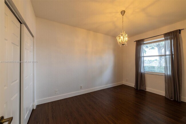 Building Photo - 896 Marina Dr