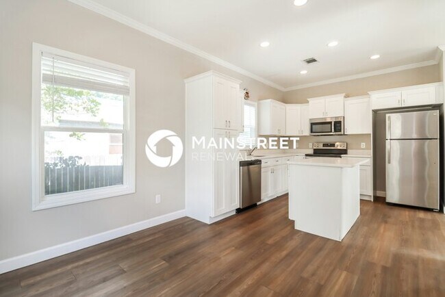 Building Photo - 3 Bedroom Pet-Friendly Home in St. Petersb...