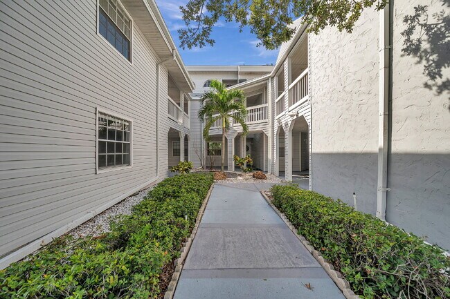 Building Photo - Charming Condo in Stonesthrow – Modern Com...