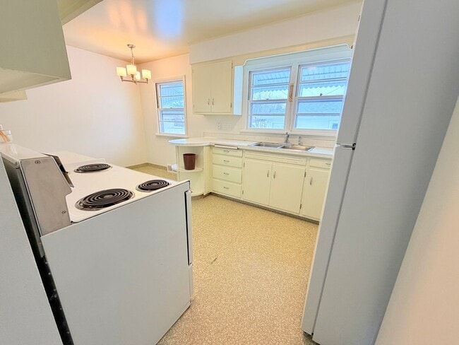 Building Photo - Beautiful 3 Bed 2 Bath Home