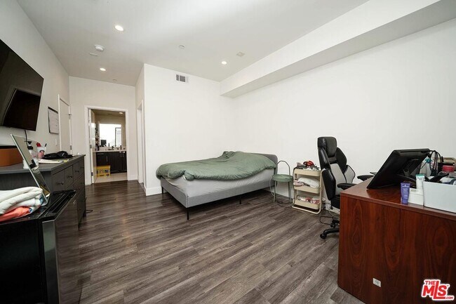 Building Photo - 1046 Serrano Ave