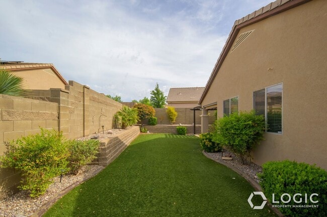 Building Photo - 2445 E White Horse Dr