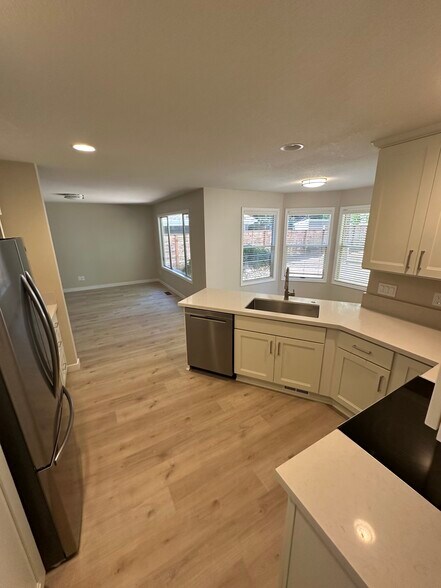 Building Photo - 17635 Hill Way