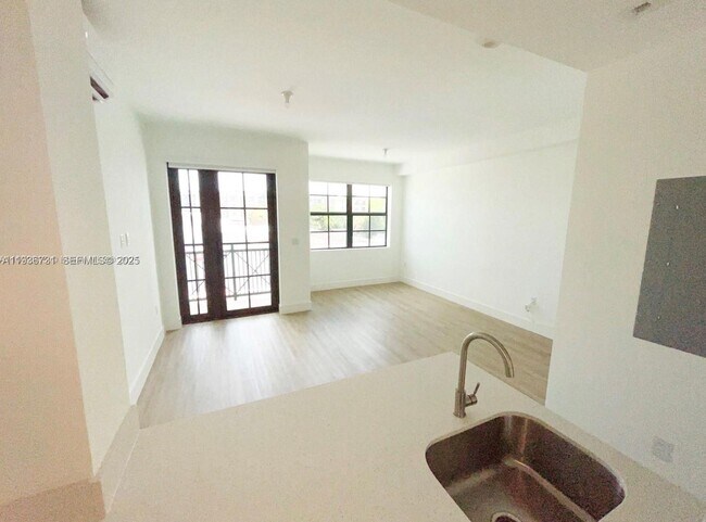 Building Photo - 4100 Davie Rd