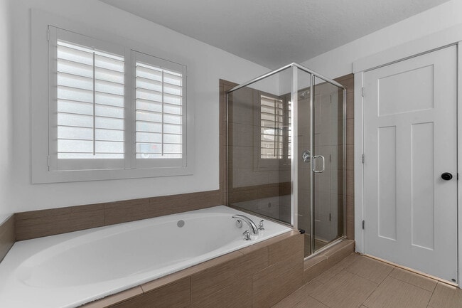 Building Photo - 196 E Water Ln