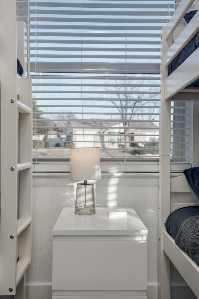 Building Photo - 7809 Claremont Dr
