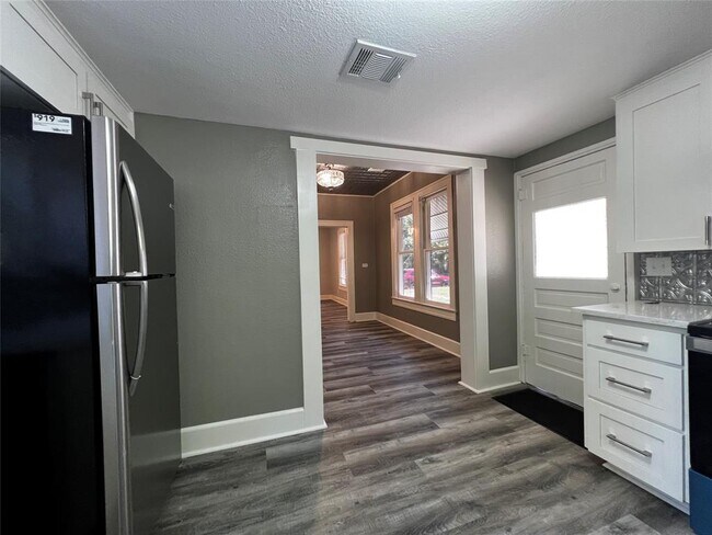 Building Photo - 810 Cecelia St