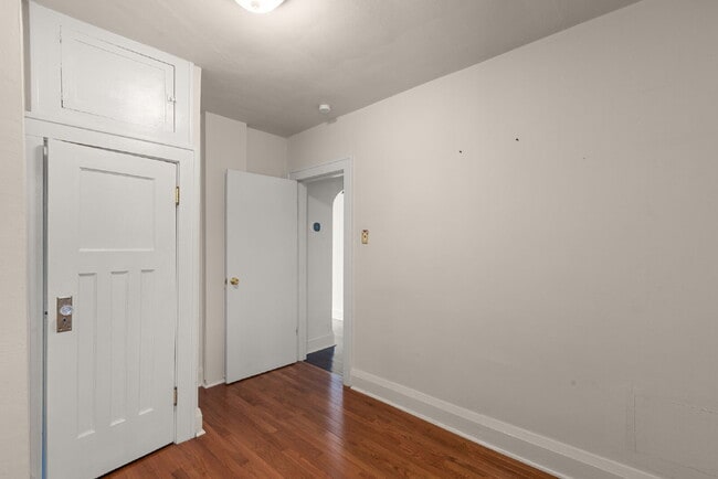 Building Photo - "Charming Brentwood house 2 bedrooms 1 Bathoom, Prime Location!"