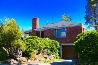 Building Photo - Cozy Seward Park Home with Large Yard!