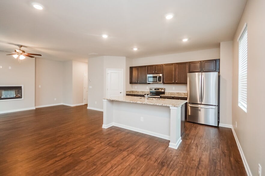 Building Photo - 612 Moorings Ave