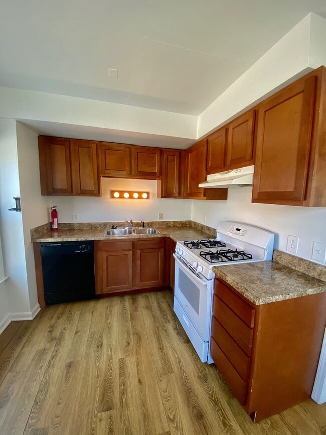 Building Photo - Four Bedroom, Two Full Bathroom - Steps to EMU's Campus