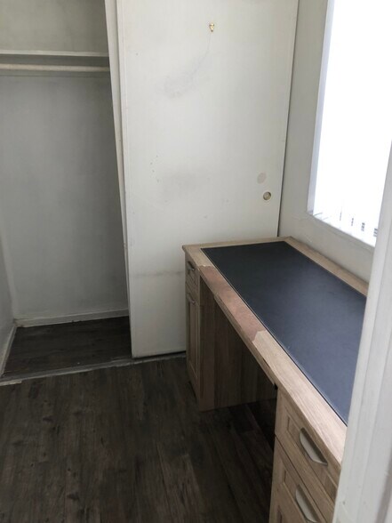 Building Photo - 1326 Armacost Ave