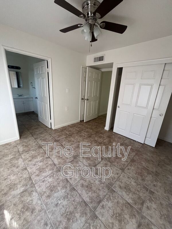 Building Photo - 813 N Floral St