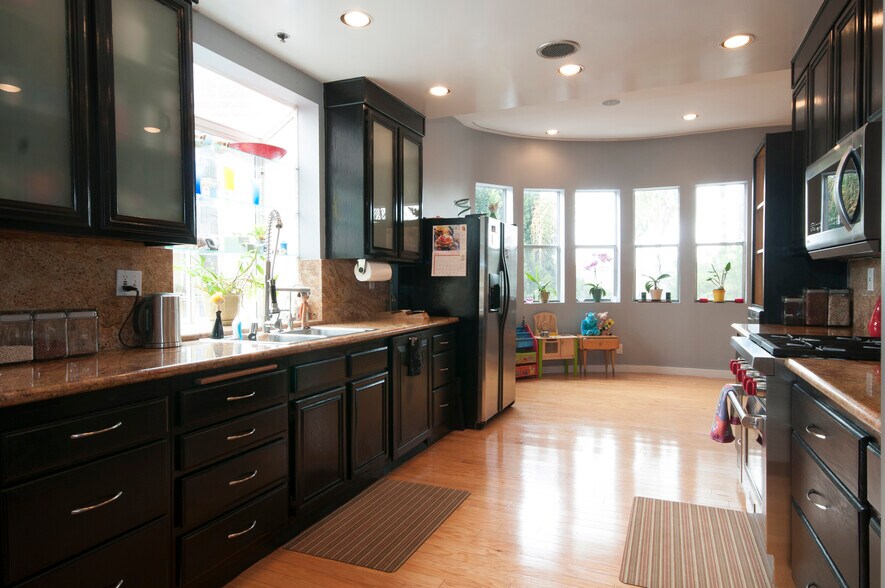 Kitchen - 7121 Hillside Ave
