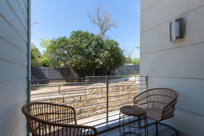 Building Photo - 604 N Bluff Dr