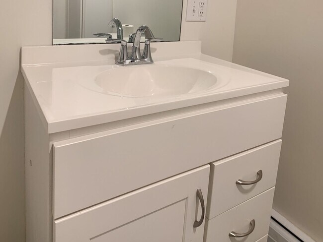 Building Photo - Spacious 3-Bedroom Apartment Near UVM with Private Entrance & Parking