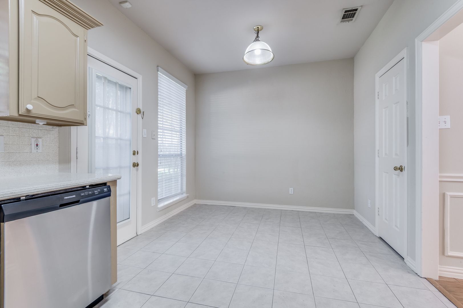 Building Photo - 3147 Waterside Dr