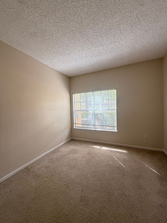 Building Photo - Newly listed 2/2 Condo in the heart of San...