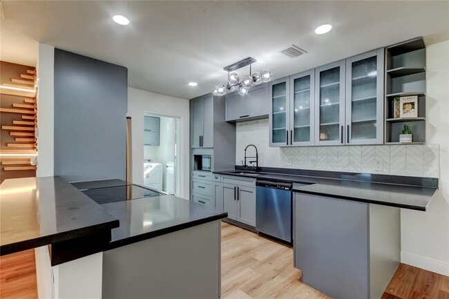 Building Photo - 8722 Elmwood Ln