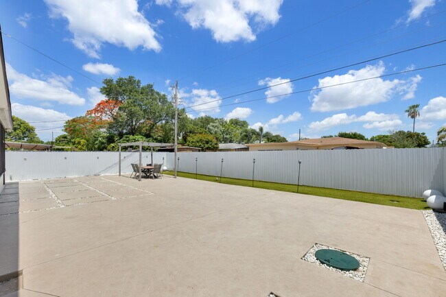 Building Photo - 7021 SW 10th Ct